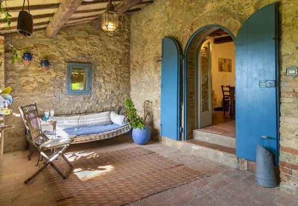 The portico in front of the living area hosts a relaxation corner - Campodalto