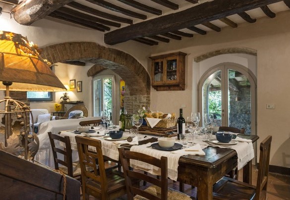 L'elegante area da pranzo open con il salotto –  Campodalto 