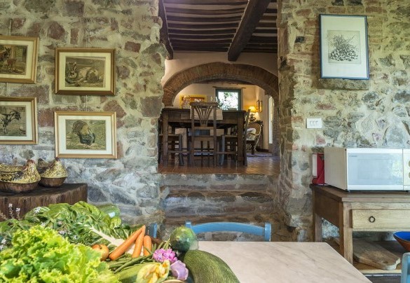 La cucina e le scale verso la zona pranzo  –  Campodalto 
