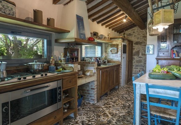 L'accogliente e attrezzata cucina in muratura  –  Campodalto 