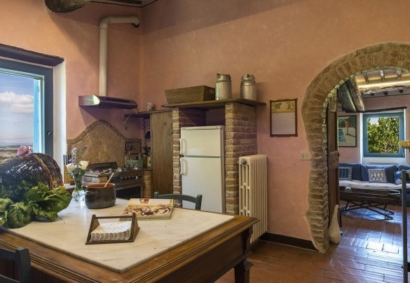 L'angolo cottura al primo piano comunica con il salotto  –  Campodalto 