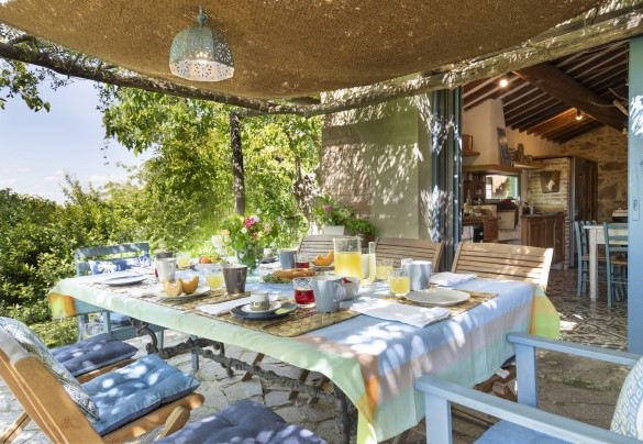 The gazebo in front of the kitchen host a table with chairs for outdoor eating - Campodalto