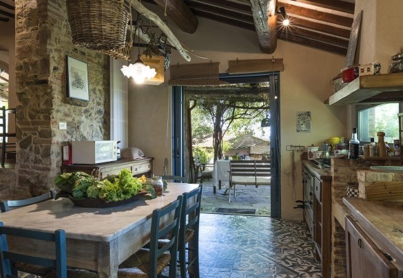 L'accogliente cucina con uscita diretta in giardino  –  Campodalto 
