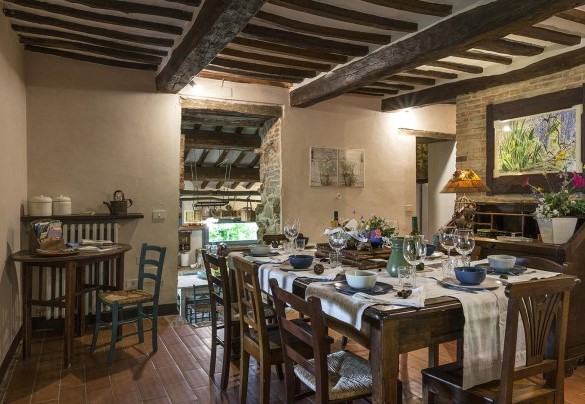 L'area da pranzo comunica comodamente con la cucina  –  Campodalto 