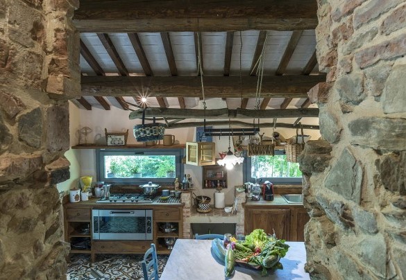 La cucina vista dalla zona pranzo  –  Campodalto 