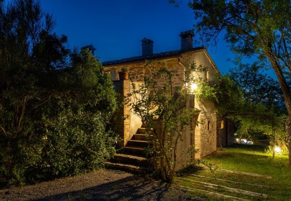 The external stone stairs lead to the first floor - Campodalto