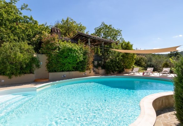 The pool is set lower than the house - Campodalto 