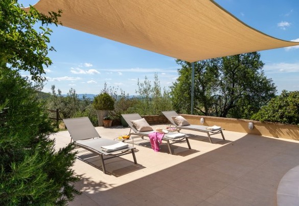 The pool set on a solarium area paved in porcelain stonewear - Campodalto 