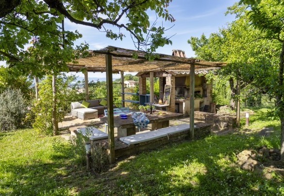  The second gazebo houses the built-in barbecue  and the wood oven - Campodalto