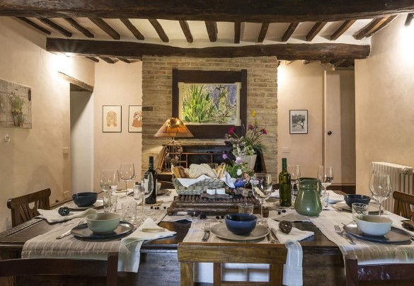 L'elegante area da pranzo open con il salotto –  Campodalto 