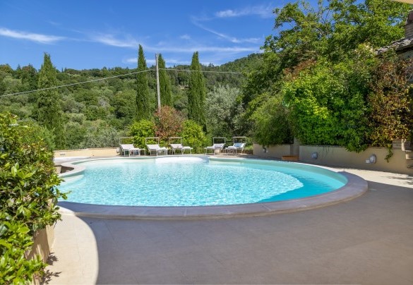 The panoramic kidney bean-shaped swimming pool - Campodalto 