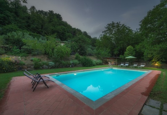 La piscina all’imbrunire - Casa al fiume