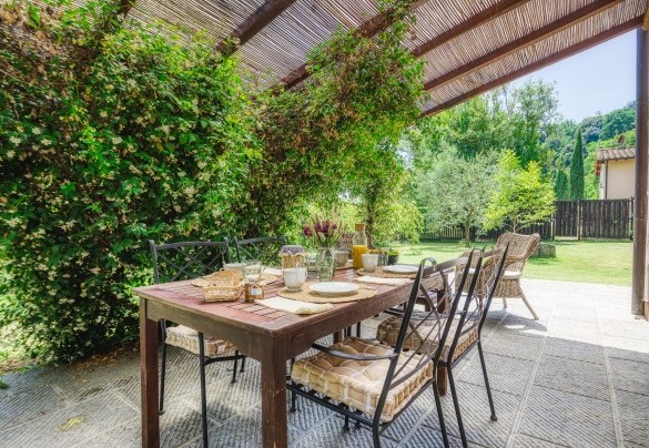 Tavolo e sedie per mangiare all’aperto - Casa al fiume