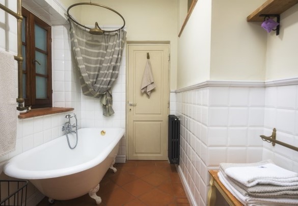 Bagno con vasca e nappa per doccia - Casa al fiume