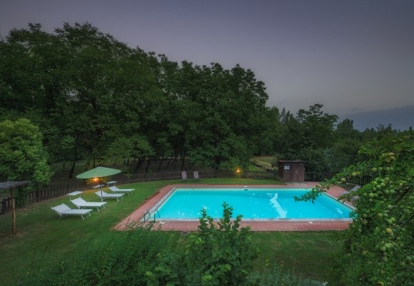 La piscina all’imbrunire - Casa al fiume