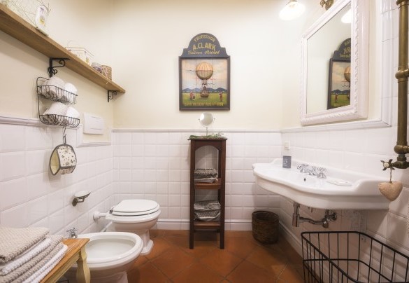 Bagno con vasca e nappa per doccia - Casa al fiume