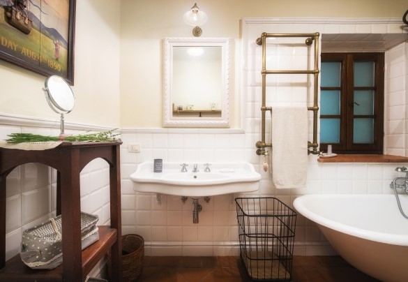 Bagno con vasca e nappa per doccia - Casa al fiume