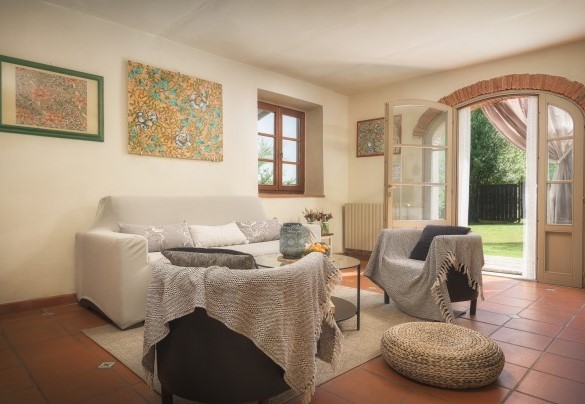 Salotto, con stufa a legna, divano letto e smart tv - Casa al fiume