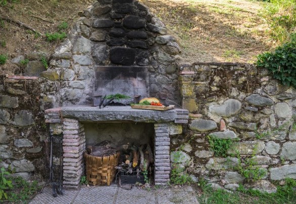 Un barbecue in muratura, posto a pochi metri dalla casa, è a disposizione degli ospiti per gustose grigliate in compagnia - Casa al fiume