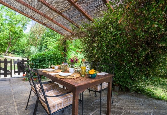 Tavolo e sedie per mangiare all’aperto - Casa al fiume