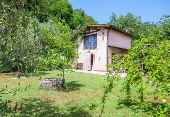 Casa al Fiume è una tipica costruzione rurale, in principio adibita a fienile ad uso della principale ed attigua casa colonica, le cui origini risalgono agli inizi del diciannovesimo secolo - Casa al fiume