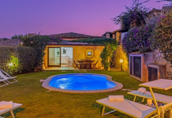 Suggestiva vista notturna della casa e della piscina illuminate – Casa Maestrale