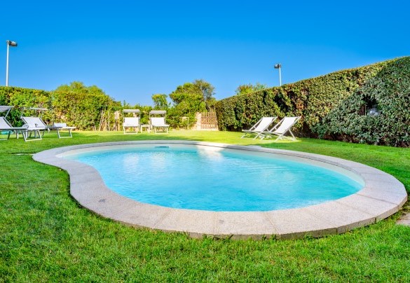 Bellissima piscina a fagiolo con area solarium – Casa Maestrale