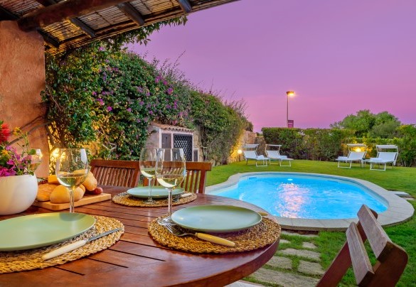 Tramonto sulla veranda coperta con vista sul giardino e sulla piscina – Casa Maestrale