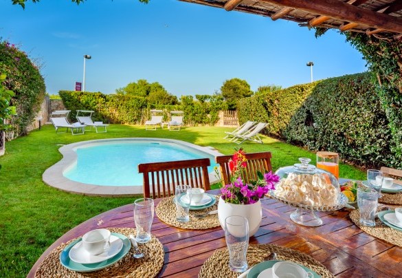 Bellissima veranda coperta con vista sul giardino e sulla piscina – Casa Maestrale
