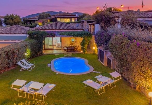 Suggestiva vista notturna della casa e della piscina illuminate – Casa Maestrale