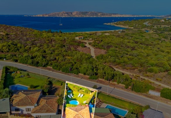La villa è ubicata in un’area residenziale e confina con altre proprietà ma gode di privacy grazie al suo parco completamente recintata – Casa Maestrale