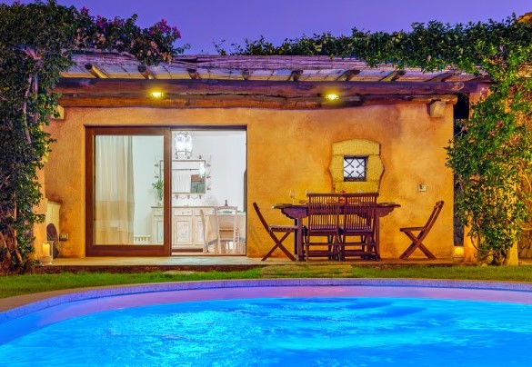 Suggestiva vista notturna della casa e della piscina illuminate – Casa Maestrale