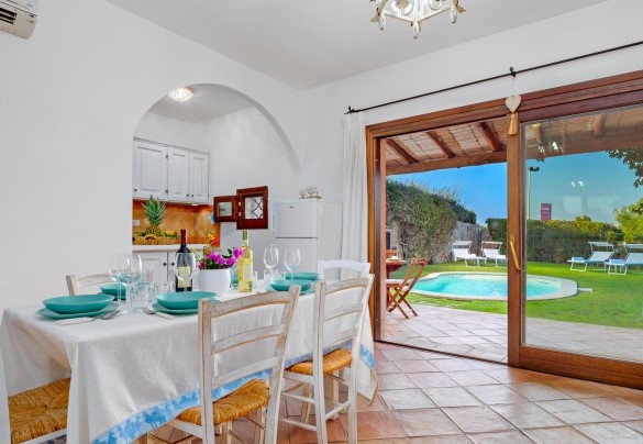 Zona giorno composta da un luminoso open space con sala pranzo e soggiorno con vista sul giardino e sulla piscina - Casa Maestrale