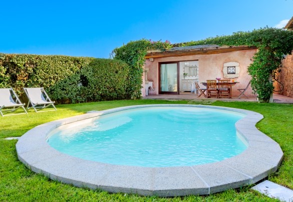 La piscina è collocata al centro del giardino, ad una manciata di metri dal living esterno ed è visibile dalle vetrate scorrevoli – Casa Maestrale