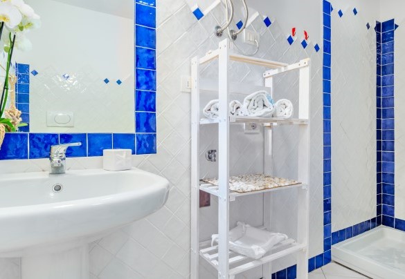 Bagno con doccia n. 3, al piano terra – Casa Maestrale