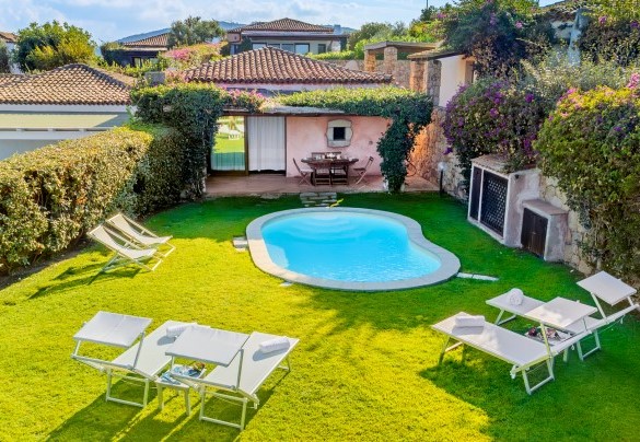 Vista della casa e della piscina sul giardino – Casa Maestrale