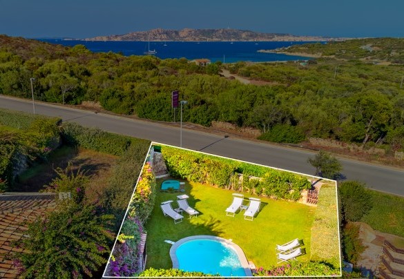 La villa è ubicata in un’area residenziale e confina con altre proprietà ma gode di privacy grazie al suo parco completamente recintata – Casa Maestrale