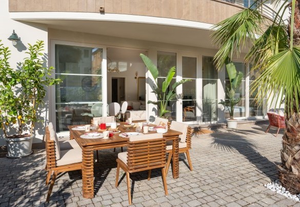 The large dining table invites you to enjoy pleasant al fresco dinners – Casa Amare