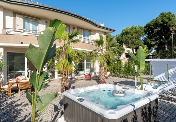 In the garden is a splendid Jacuzzi tub, perfect for moments of pure well-being – Casa Amare