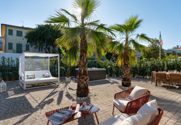 In the garden there are majestic palm trees which provide an exotic and tropical touch – Casa Amare