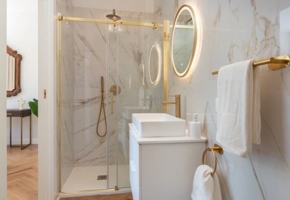 The ensuite bathroom with shower no. 1 – Casa Amare