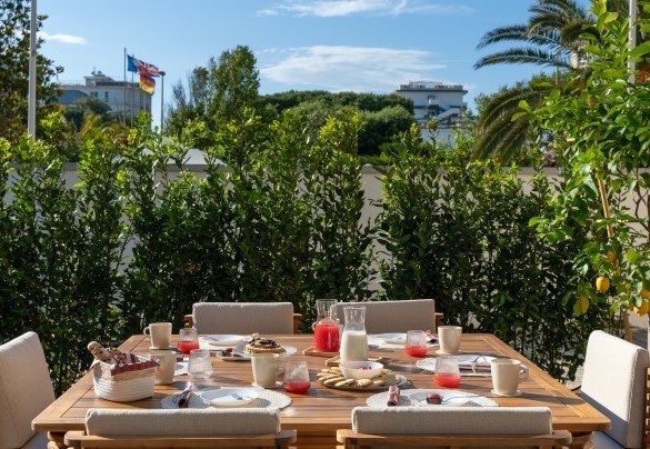 The large dining table invites you to enjoy pleasant al fresco dinners – Casa Amare