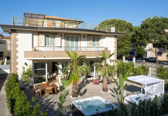 The garden of the property is located in the front, completely tiled and fenced, framed by hedges that ensure privacy  - Casa Amare