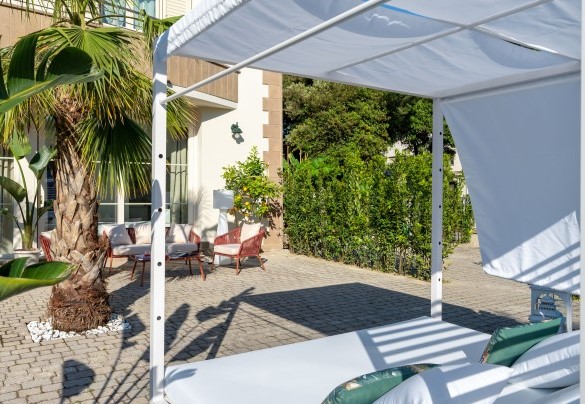 The elegant gazebos accommodate ergonomic sunbeds, ideal for sunbathing or relaxing in the shade with a good book – Casa Amare