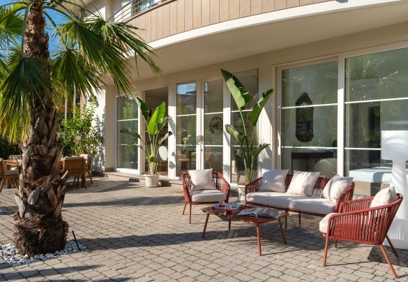 The elegant outdoor seating area, where you can sit and enjoy an aperitif or a chat with friends – Casa Amare