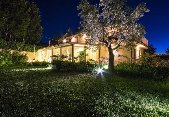 Verde giardino intorno alla villa di notte - Casa Angela 6