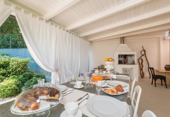 Zona esterna con un tavolo per godersi pranzi e cene - Casa Angela 6