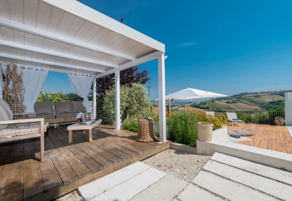 Comoda zona esterna a fianco alla piscina panoramica - Casa Angela 6