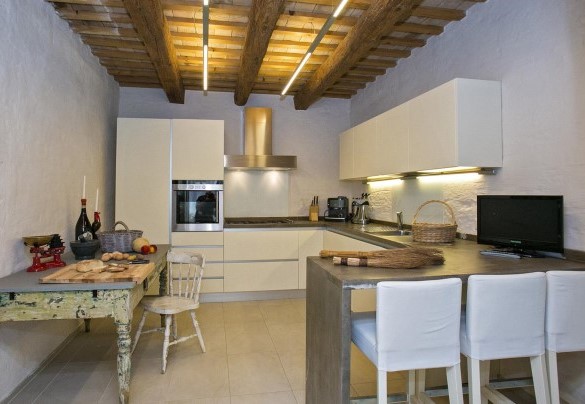 Cucina attrezzata a fianco al soggiorno - Casa Angela 6