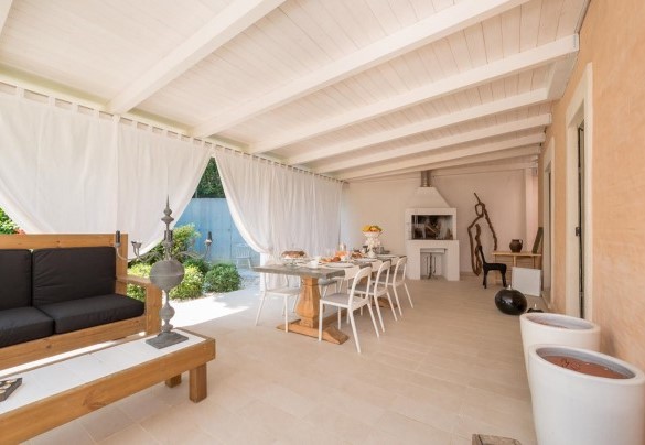 Zona esterna con un tavolo per godersi pranzi e cene - Casa Angela 6